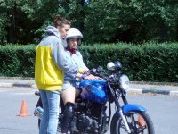 Мотозанятия на площадке - Упражнения на мотоциклах в автошколе Метеор-Драйв